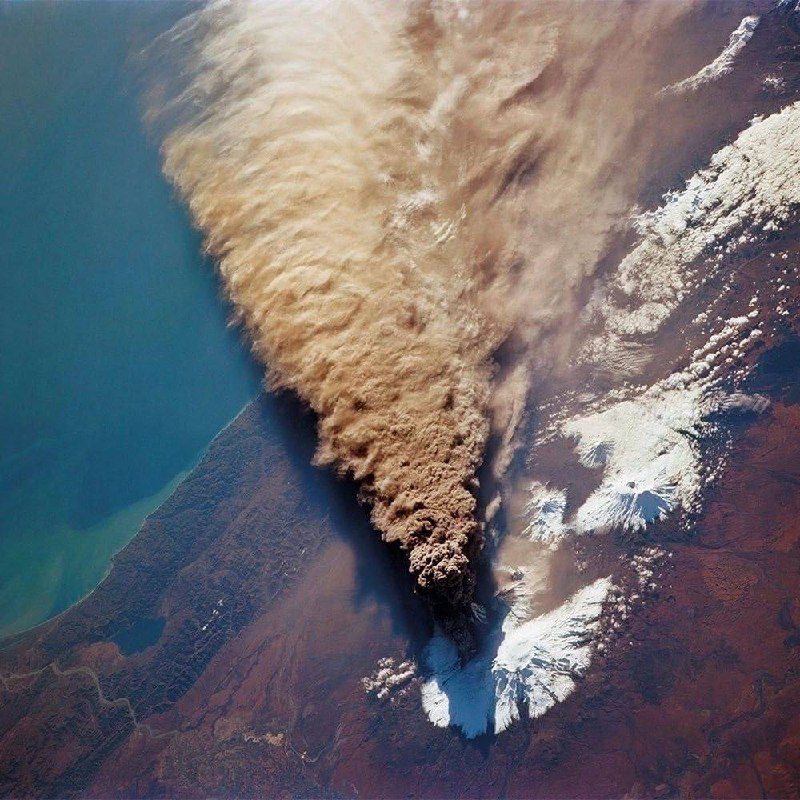 Извержение Ключевской 1994: Фото из космосаКосмический снимок Ключевской 1994Вулкан Ключевская Сопка: Кадр 1994